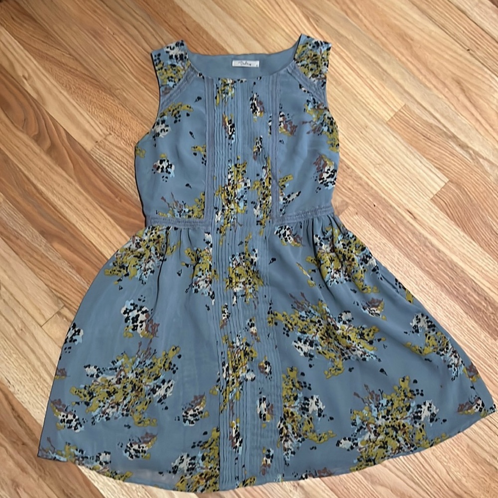 Medium sleeveless gray with floral print dress